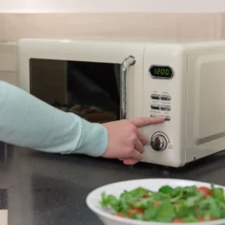 Retro 17 Litre Vintage Cream Digital Microwave -russell hobbs Sales lifestyle4 1579687244 1